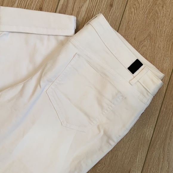 Simply Vera Wang White denim stretch capris - Picture 2 of 3